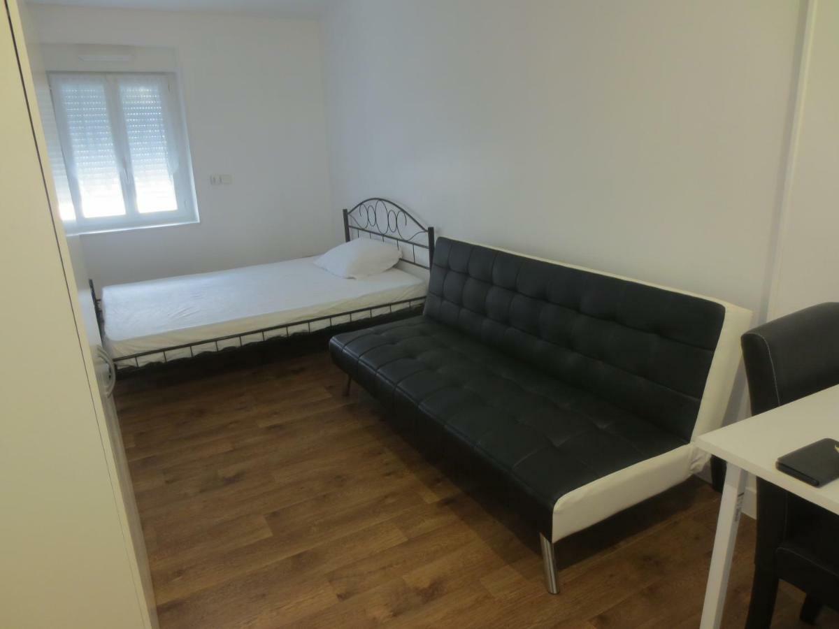Appartements Et Studios Meubles Au Centre Ville D'Ouzouer Sur Loire Kültér fotó